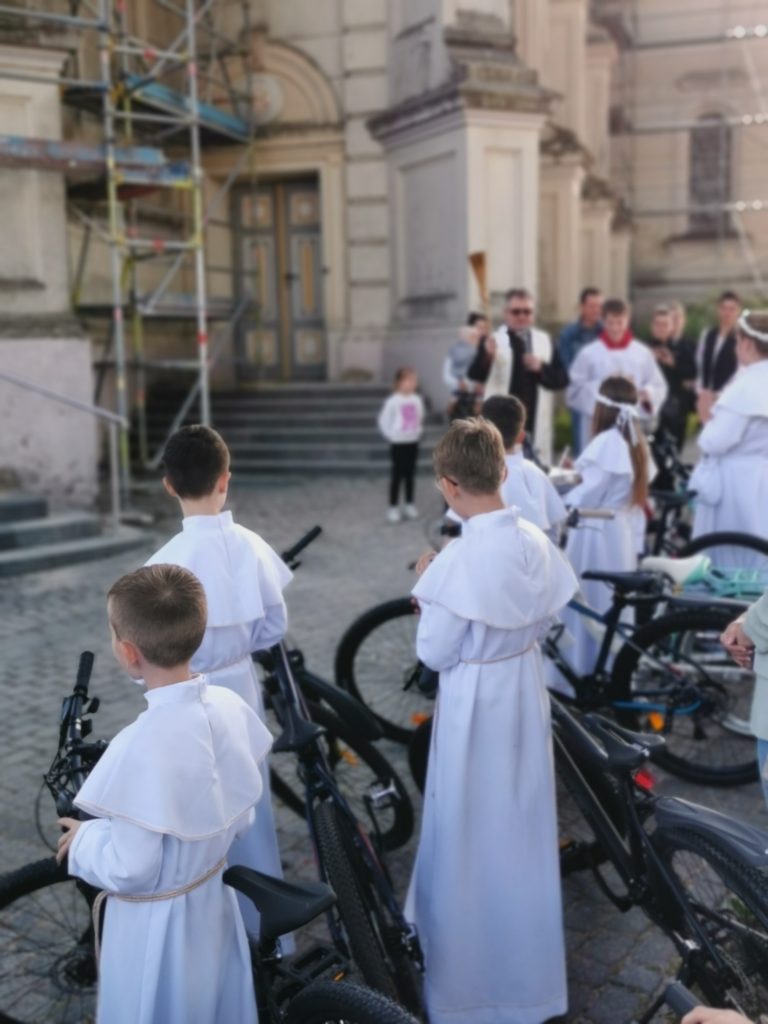 Bezpieczny start w drogę – poświęcenie rowerów i hulajnóg w Kramsku na zakończenie Białego Tygodnia