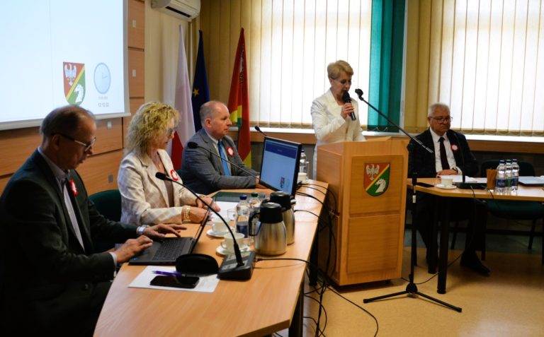 Sesja z okazji 35-lecia samorządu – Rada Powiatu Konińskiego o inwestycjach, pomocy i nowym tytule honorowym