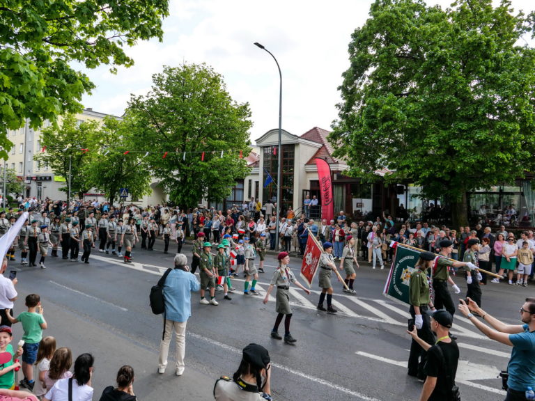 W hołdzie twórcom Województwa Konińskiego. Uroczysta defilada przeszła Alejami 1 Maja