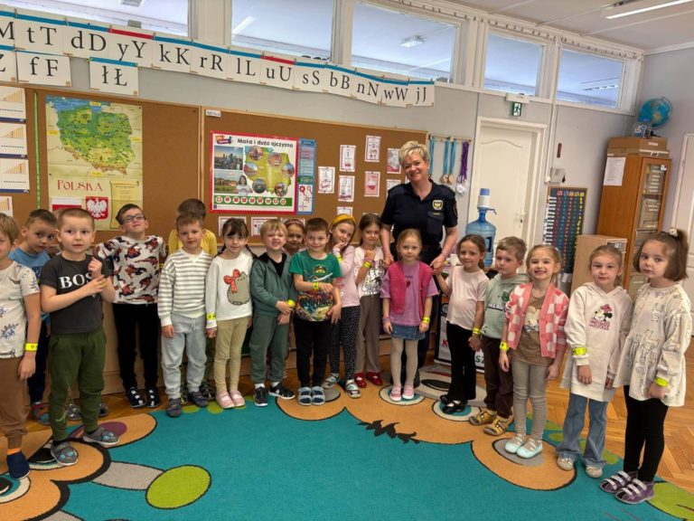 Lekcja bezpieczeństwa drogowego w Przedszkolu nr 10 w Koninie