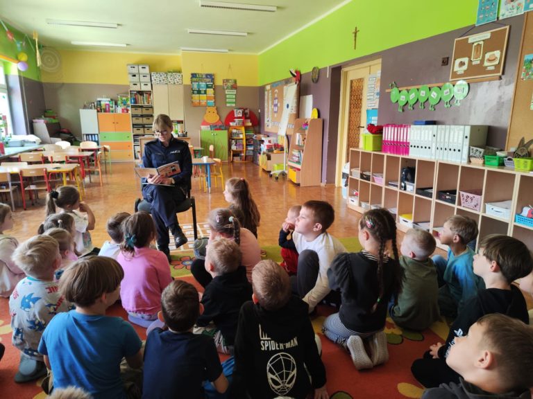 Policjantka z wizytą w przedszkolu – rozmowy o bezpieczeństwie z najmłodszymi