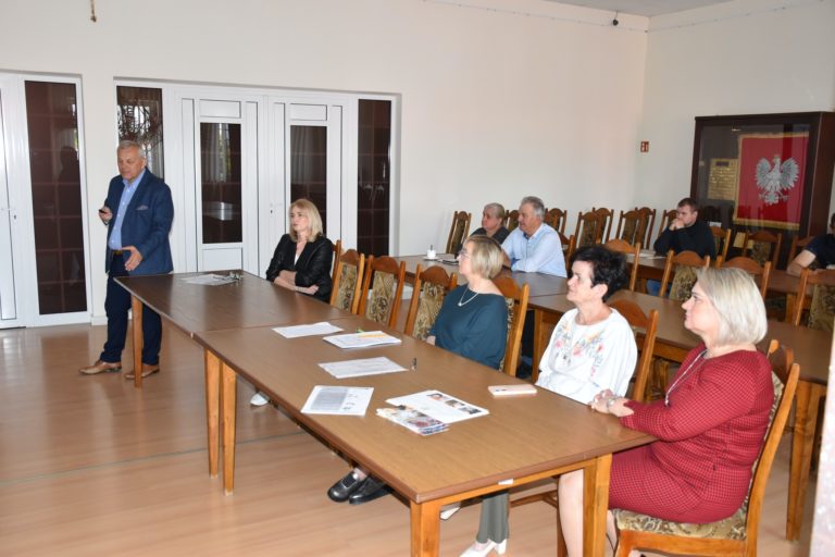 Spotkanie edukacyjne dla hodowców w Gminie Władysławów poświęcone zagrożeniom związanym z pryszczycą