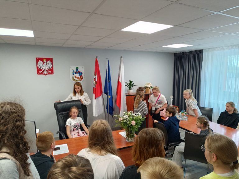 Uczniowie z Grzymiszewa z wizytą w magistracie. Młodzi planują przyszłość swojej gminy