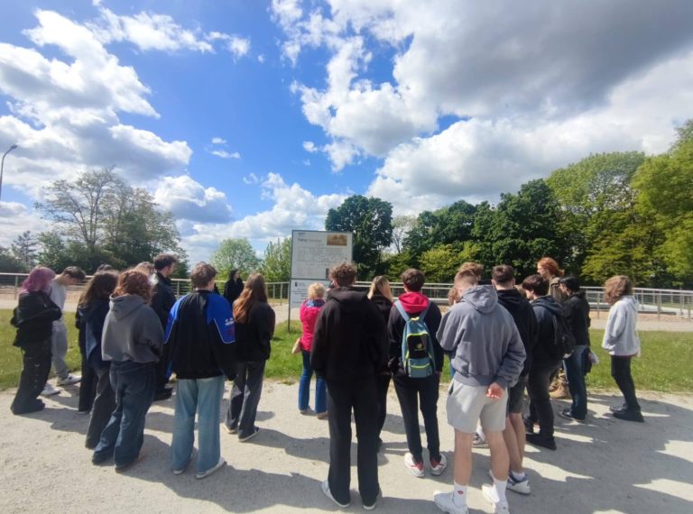 Uczniowie ZSGE w Koninie z wizytą w miejscu pamięci w Kulmhof