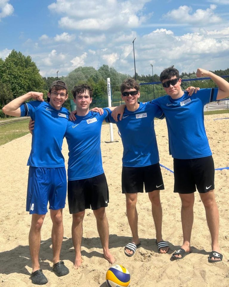 Srebrny medal siatkarzy z II LO w Koninie – awans do zawodów wojewódzkich