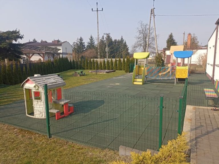 Krzymów: Nowe urządzenia na placu zabaw przy żłobku „Maluszek” dzięki rządowemu wsparciu