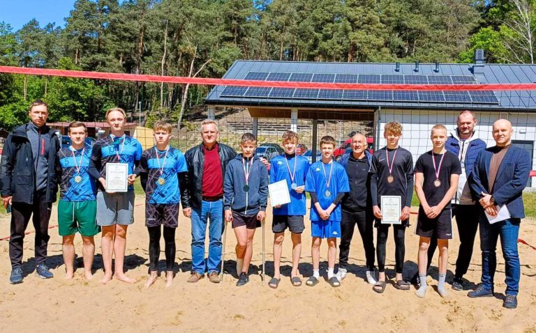 Sportowa rywalizacja szkół podstawowych. Powiatowe mistrzostwa w Skulsku i Golinie wyłoniły najlepszych lekkoatletów i siatkarzy plażowych