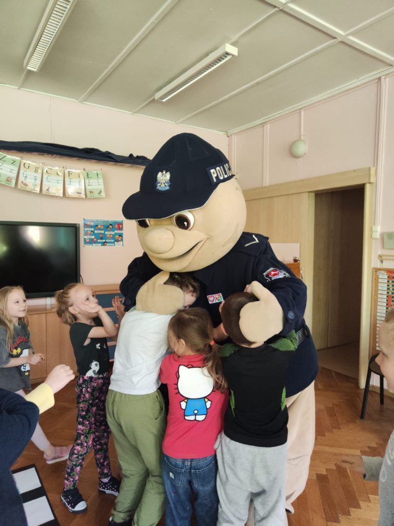 Policjanci z Konina uczą dzieci zasad bezpieczeństwa w Przedszkolu nr 10