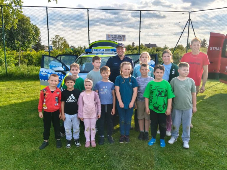 Spotkanie z Policją w OSP Mostki. Młodzieżowa Drużyna Pożarnicza uczyła się zasad bezpieczeństwa