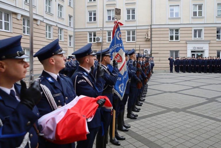 Uroczystość w Poznaniu: awanse i ślubowanie policjantów z udziałem przedstawicieli z Konina