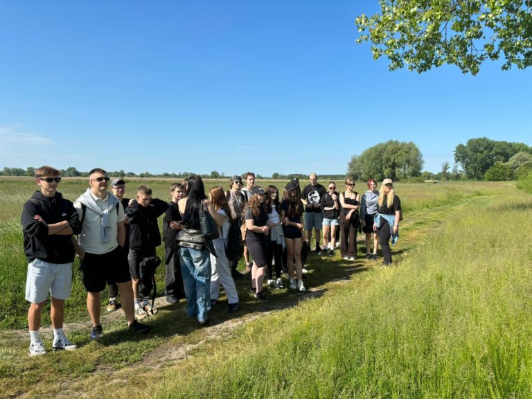 Lekcja przyrody i historii w terenie. Uczniowie Zespołu Szkół im. Mikołaja Kopernika odkrywali tajemnice Nadwarciańskiego Parku Krajobrazowego