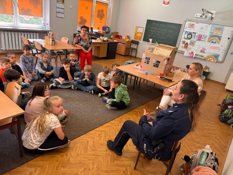 Jak zadbać o bezpieczeństwo w domu? Spotkanie uczniów z policjantką w Szkole Podstawowej nr 9