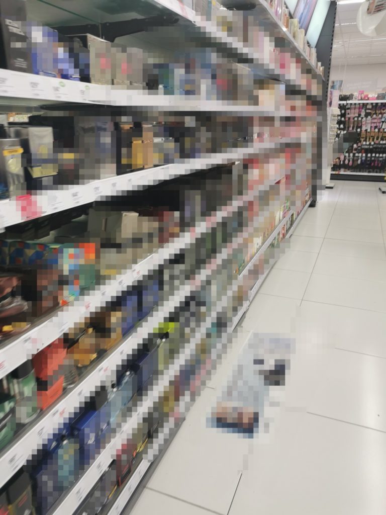 Recydywista zatrzymany po kradzieży kosmetyków w Koninie – grozi mu do 7,5 roku więzienia