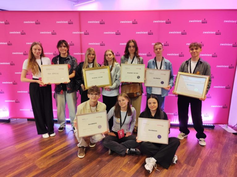 Uczniowie „Baczyńskiego” z Konina z podwójnym Złotym Wilkiem – wielki sukces w Olimpiadzie Zwolnieni z Teorii!