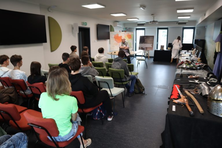 Historia żywa w Krzymowie. Biblioteka przybliża młodzieży początki państwa polskiego