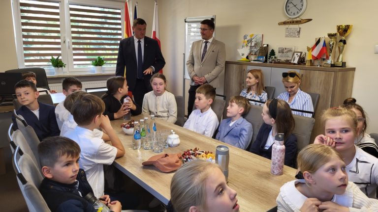 Uczniowie z Żychlina z wizytą w Urzędzie Gminy Stare Miasto. Samorząd oczami najmłodszych