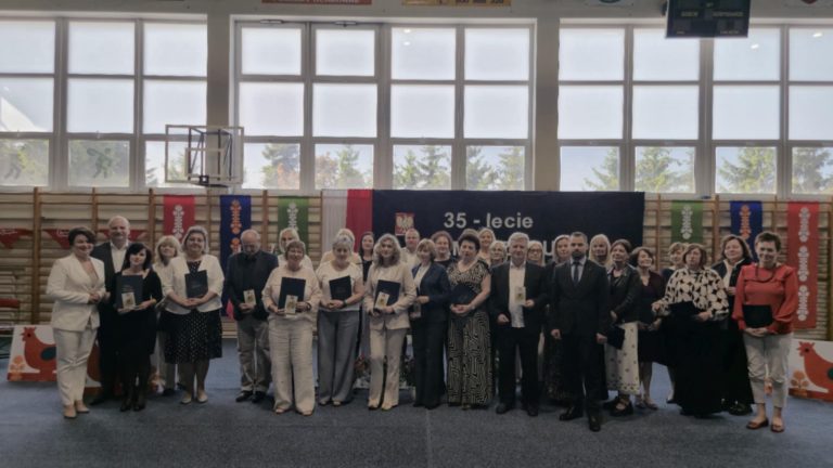 Sompolno świętuje 35-lecie samorządu terytorialnego. Uroczysty apel i dzień folkloru w ZSP nr 1