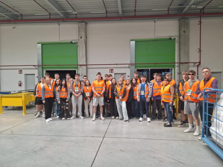 Uczniowie ZS CKU z Konina poznają logistykę od podszewki podczas wizyty w SUN GARDEN POLSKA