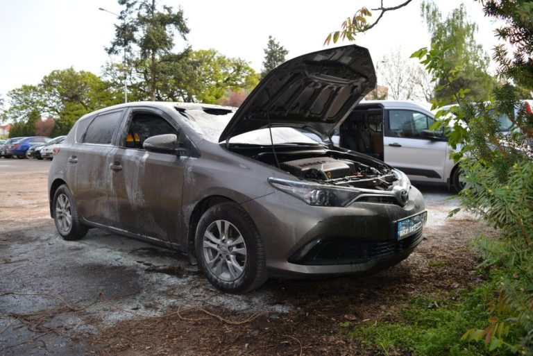 Sprawca podpalenia samochodu w Koninie zatrzymany przez policję