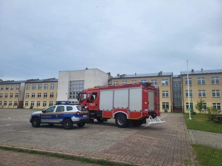 Strażacy i uczniowie SP nr 9 ćwiczyli ewakuację podczas alarmu pożarowego