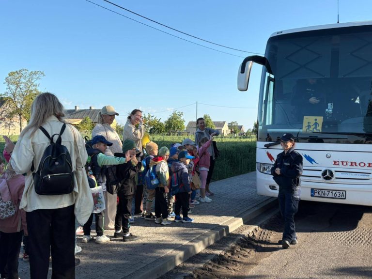 Policjantka z Kleczewa odwiedziła przedszkolaków w miejscowości Biela