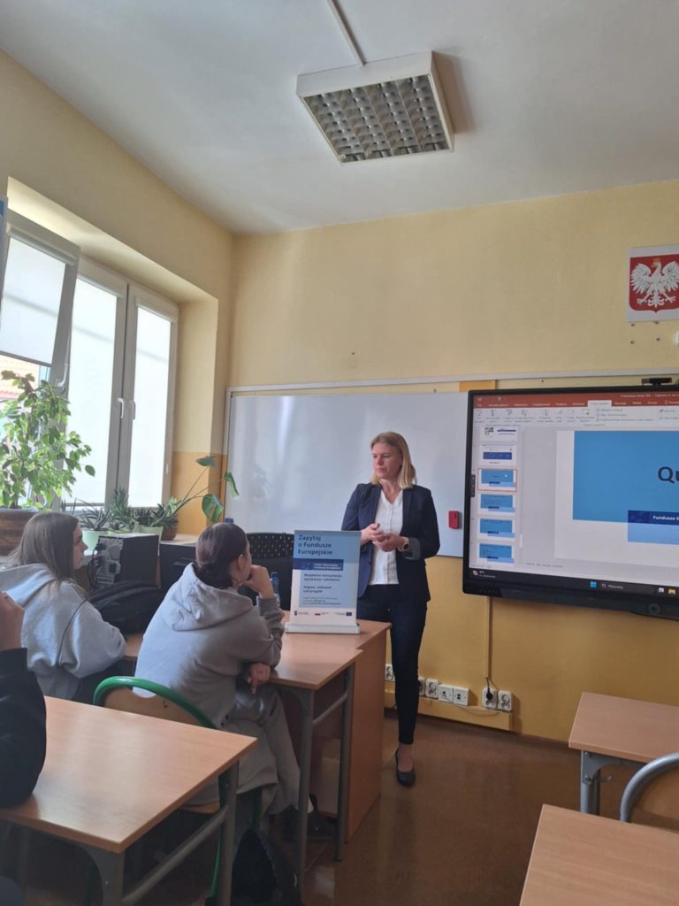 Młodzież z ZS CKU w Koninie z wiedzą o Funduszach Europejskich. Spotkanie z przedstawicielką ARR