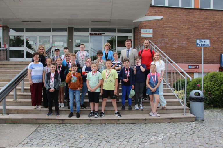 „Umiem pływać” – prawie 200 uczniów z gminy Stare Miasto wzięło udział w bezpłatnych lekcjach pływania