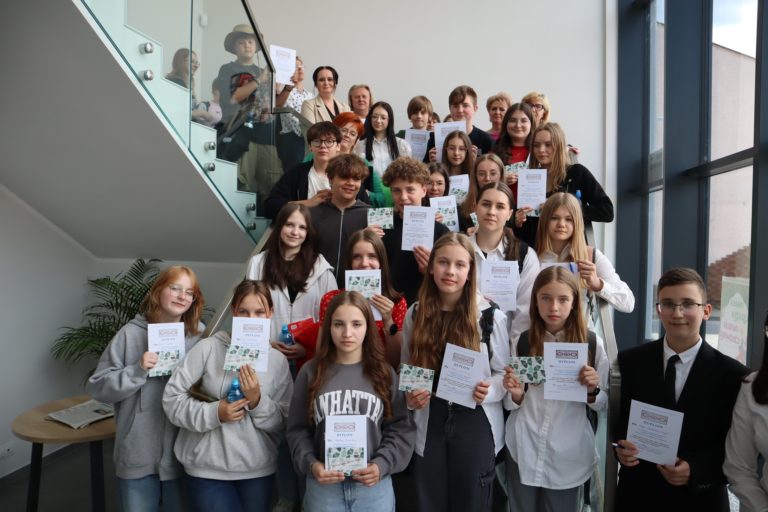 Krzymów: Wiedza i kreatywność przeciw uzależnieniom. Uczniowie z pięciu szkół wzięli udział w wyjątkowym konkursie profilaktycznym