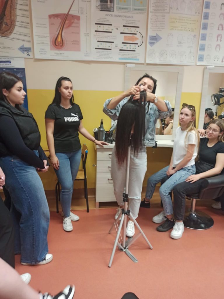 Pokazowa lekcja przedłużania włosów metodą keratynową w Zespole Szkół Technicznych w Koninie