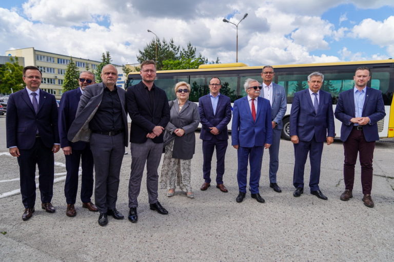Nowa jakość w transporcie publicznym. Nowoczesne autobusy hybrydowe dla PKS Konin