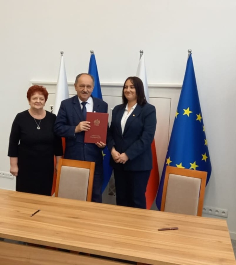 Nowe możliwości dla najmłodszych – doposażenie placu zabaw w Golinie