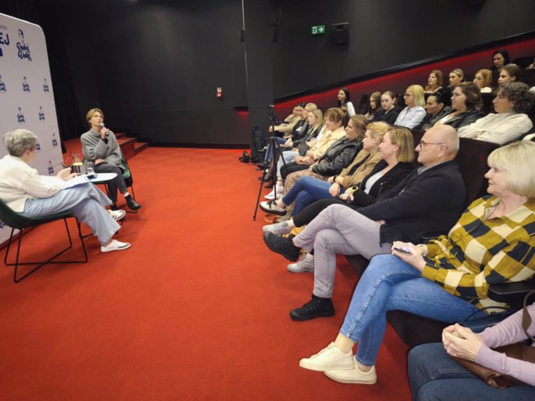 Reżyserka „Matek Pingwinów” spotkała się z rodzicami dzieci z niepełnosprawnością w Koninie