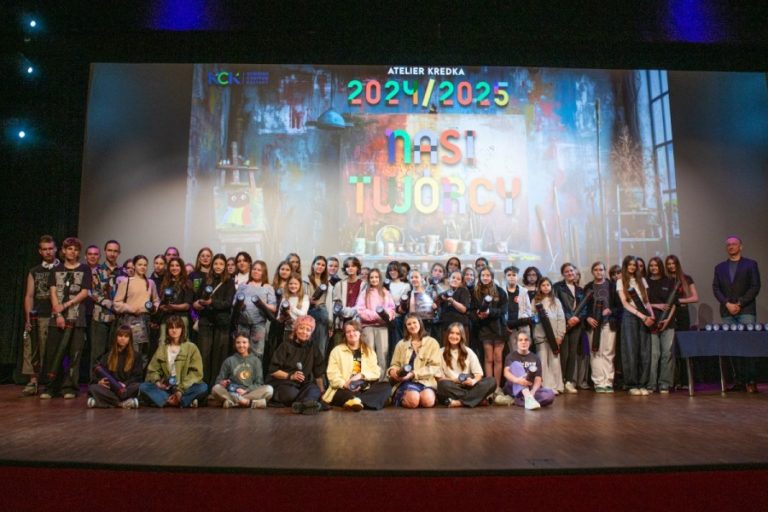 Kolorowy finał roku w Atelier KreDKa. Młodzi artyści podsumowali sezon pełen twórczości