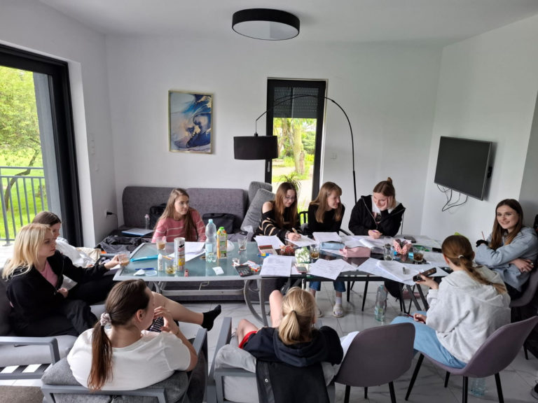 Liczenie w terenie. Studenci finansów zdobywali wiedzę i doświadczenie w Ślesinie