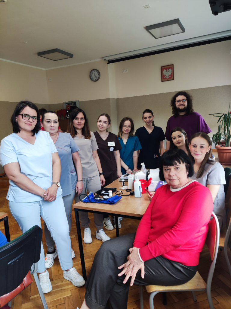 Studenci „Pielęgniarstwa Przyszłości” na warsztatach z pierwszej pomocy u Amazonek