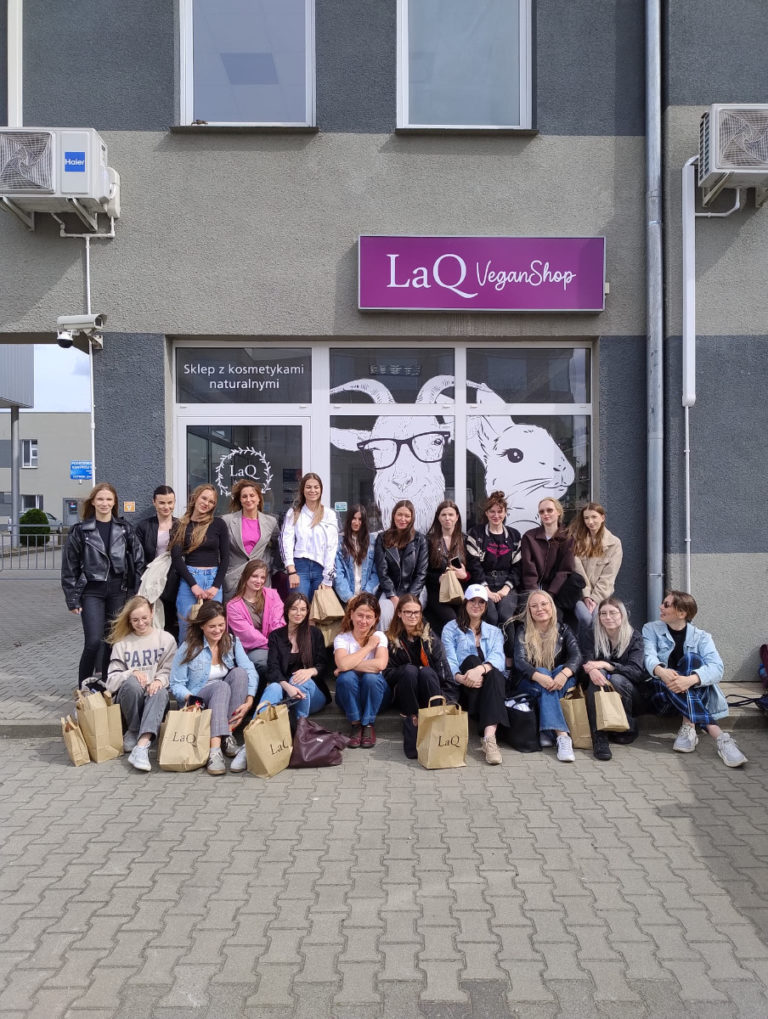 Nie tylko teoria. Studentki WNZ ANS w Koninie na warsztatach w firmie LaQ