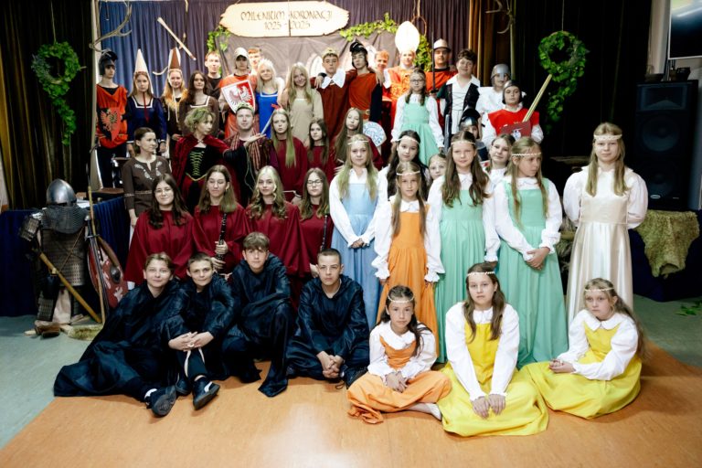 Tysiąc lat koronacji. Spektakl uczniów z Goliny przypomniał o historycznym wydarzeniu