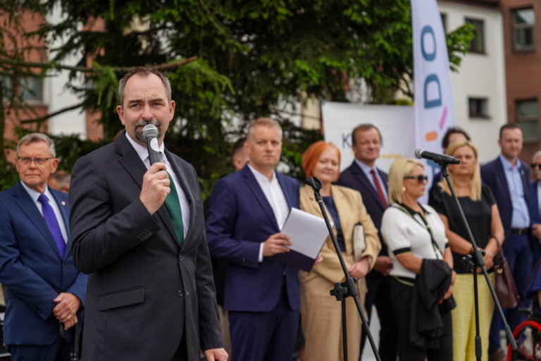 III LO w Koninie z nowoczesnym kompleksem sportowym. Inwestycja za 15 milionów złotych oficjalnie otwarta