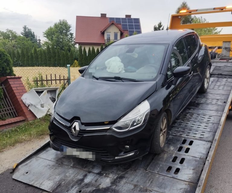 Nietrzeźwy kierowca z sądowym zakazem uderzył w skrzynkę elektryczną i ogrodzenie posesji w Brzeźnie