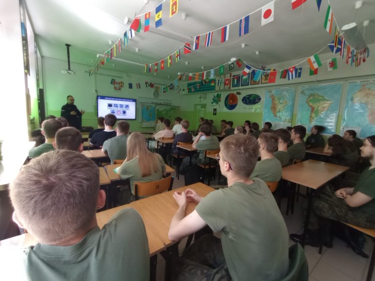 Uczniowie „Kopernika” o cyberzagrożeniach – spotkanie z ekspertem CBZC