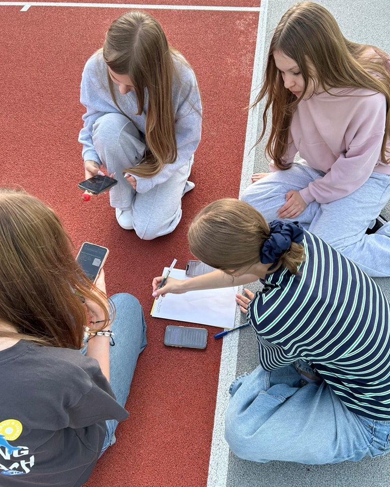 Uczniowie III LO w terenie – chemia na szkolnym boisku