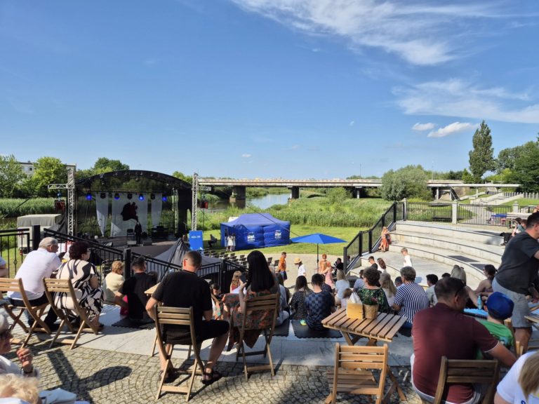 Rodzinne popołudnie nad Wartą. Trwa niedziela pełna atrakcji na Bulwarze Nadwarciańskim