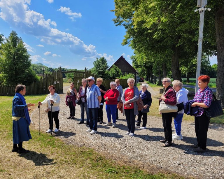 Seniorzy z Wierzbinka na szlaku historii i poezji