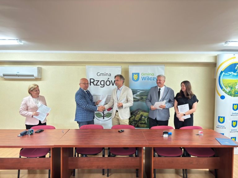 Gminy Rzgów i Wilczyn ruszają z nowym projektem OZE. Podpisano umowę na montaż pomp ciepła