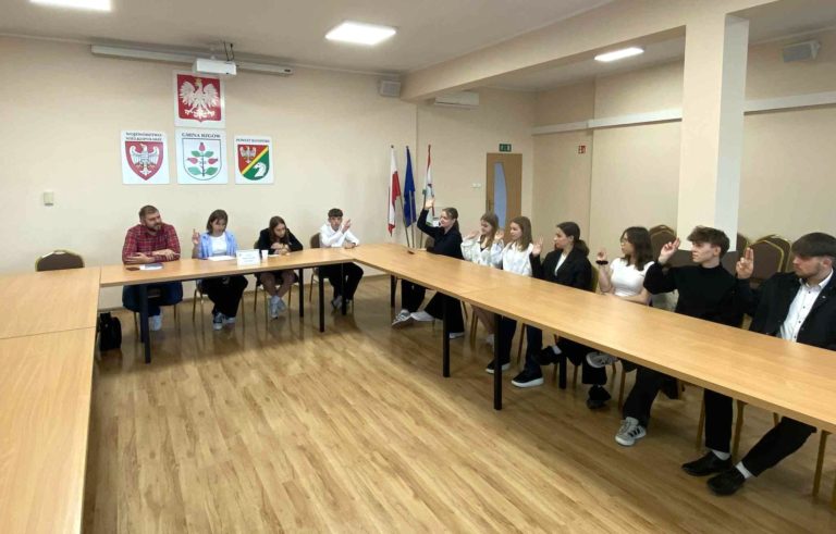 Młodzieżowa Rada Gminy Rzgów z nowym logo – obradowała podczas II sesji