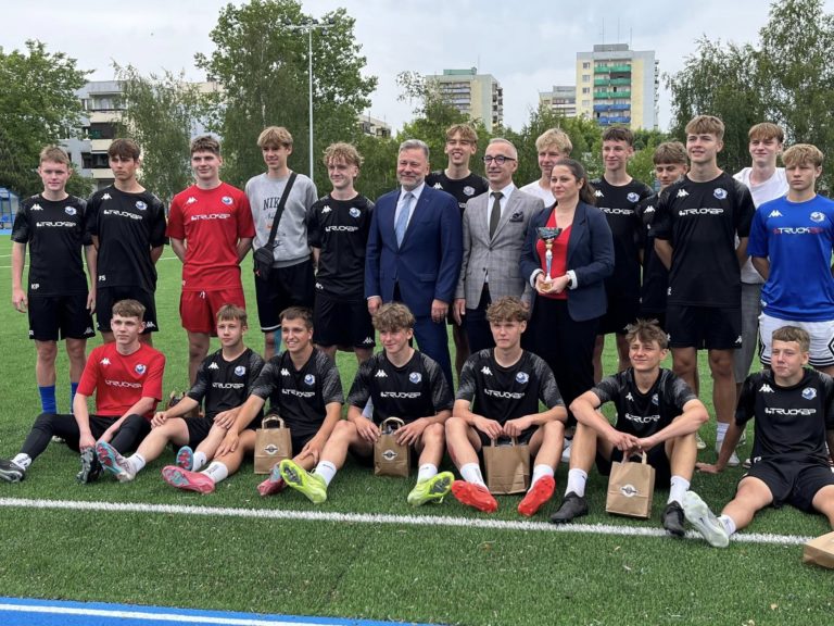 Nowe boiska III LO w Koninie otwarte. Uczniowie świętowali na sportowo