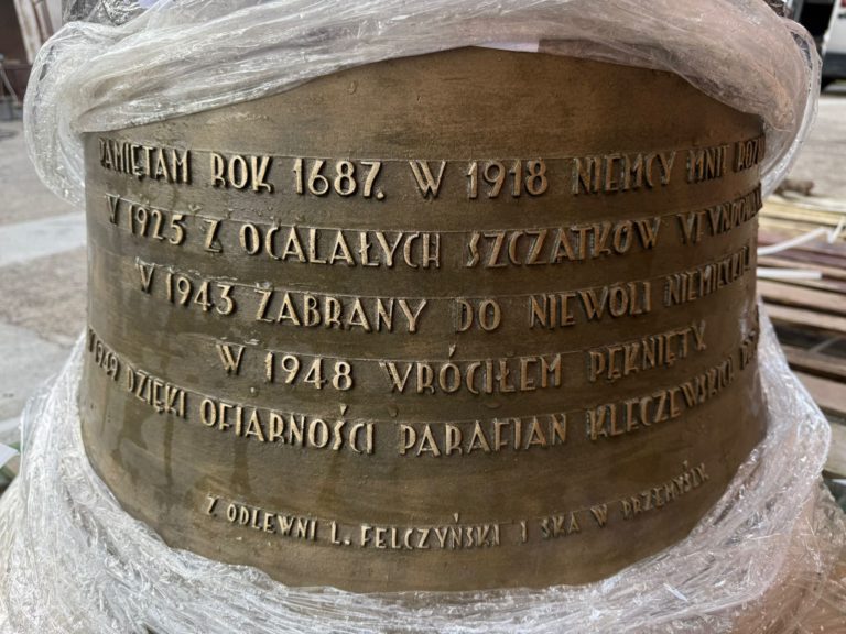 Zabytkowe dzwony wracają na wieżę kościoła w Kleczewie. Zyskały nowe życie dzięki parafianom