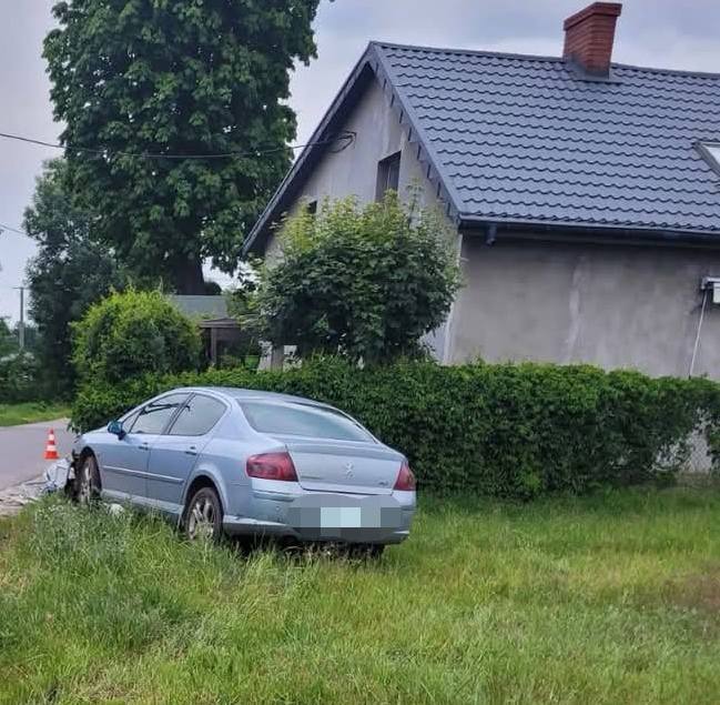 Ponad 3,3 promila alkoholu – kierowca Peugeota zakończył jazdę na ogrodzeniu i skrzynce energetycznej