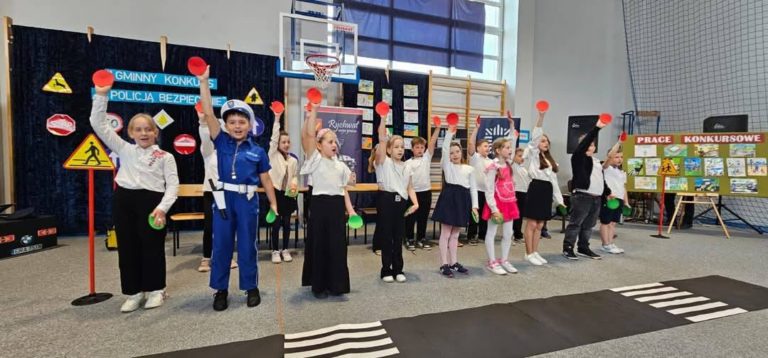 Dzieci o bezpieczeństwie z artystycznym zacięciem. Finał konkursu „Z POLICJĄ BEZPIECZNIE” w Kucharach Kościelnych