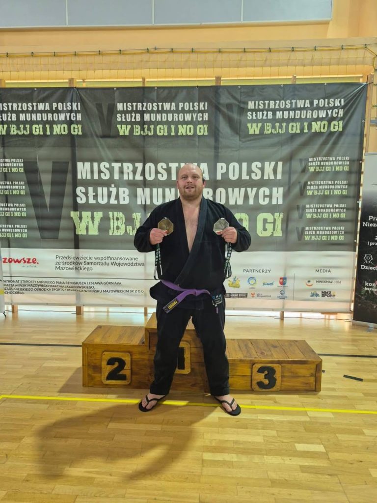 Policjant z Konina błyszczy na Mistrzostwach Polski Służb Mundurowych w BJJ – złoto i srebro dla Dawida Kubalaka